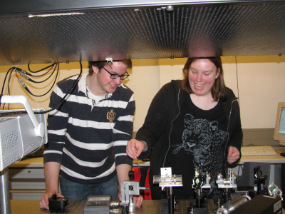 Studierende bei der Arbeit am Praktikumsversuch Moderne Methoden der Laser-Spektroskopie