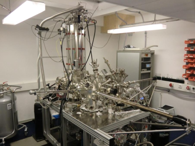 Foto der Ultrahochvakuumanlage, bestehend aus einem Joule-Thomson-Kryostaten, der das Rastertunnelmikroskop beinhaltet, und zwei Präparationskammern.